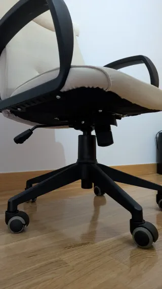 Silla de oficina beige y negra.