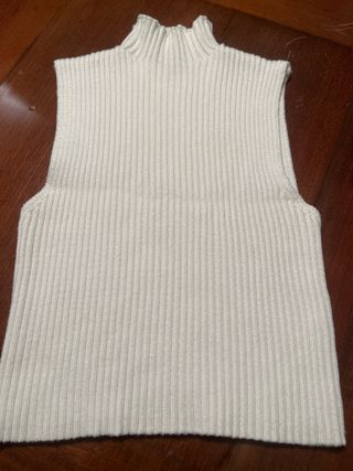 Top sin mangas cuello alto blanco