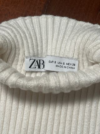 Top sin mangas cuello alto blanco