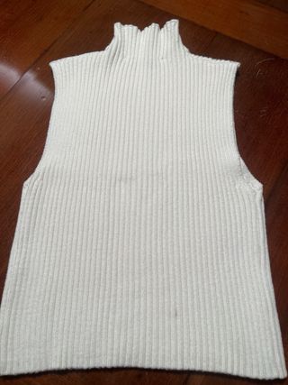 Top sin mangas cuello alto blanco