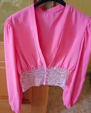 Blusa rosa crop con encaje