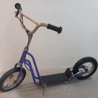 Patinete tipo cross.