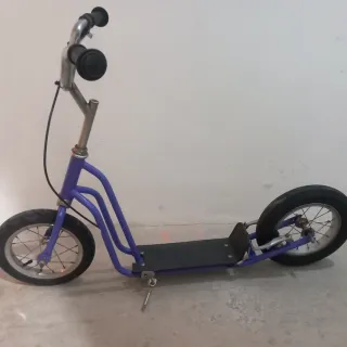 Patinete tipo cross.