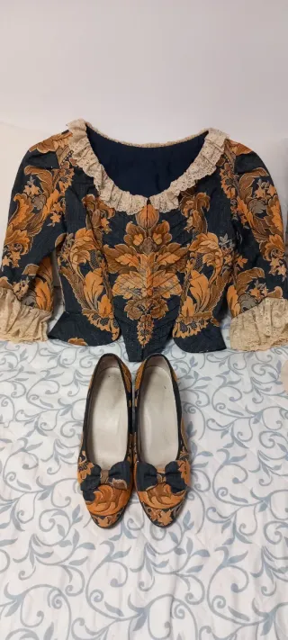 Corpiño y zapatos forrados fallera