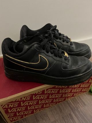 Nike Air Force 1 Negras y Doradas