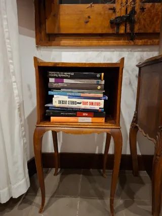 Coppia di antiche comodine in legno