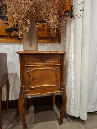 Coppia di antiche comodine in legno