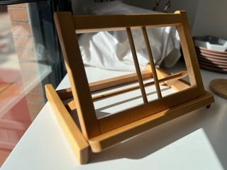 Atril de madera barnizada