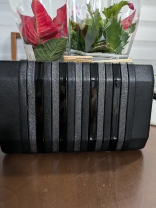 Bolso de mano negro con cadena dorada