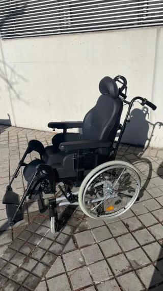 Silla de ruedas manual reclinable de acero.