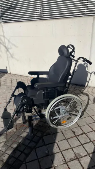 Silla de ruedas manual reclinable de acero.