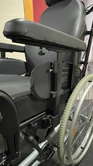 Silla de ruedas manual reclinable de acero.