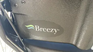 Silla de ruedas manual reclinable de acero.