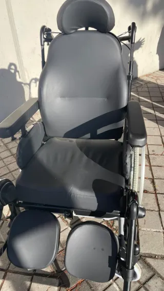 Silla de ruedas manual reclinable de acero.