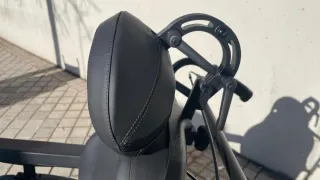 Silla de ruedas manual reclinable de acero.