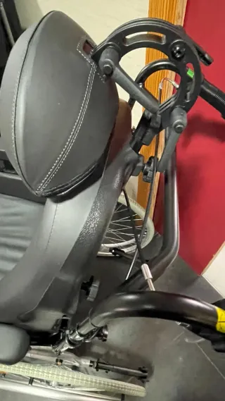 Silla de ruedas manual reclinable de acero.