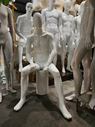 Maniquí hombre sentado blanco