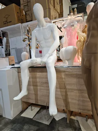 Maniquí hombre sentado blanco