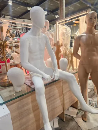 Maniquí hombre sentado blanco
