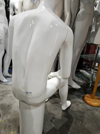 Maniquí hombre sentado blanco