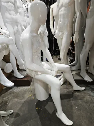 Maniquí hombre sentado blanco