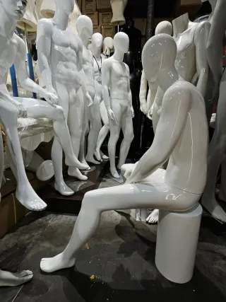 Maniquí hombre sentado blanco