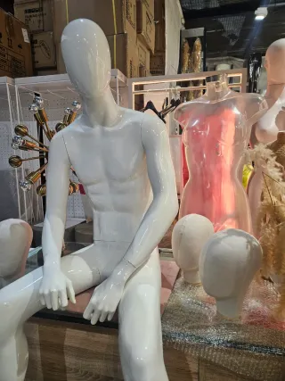 Maniquí hombre sentado blanco