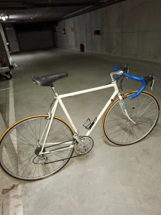 Bicicleta carretera vintage blanca