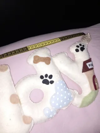 Scritta Eddy feltro con cane e zampe