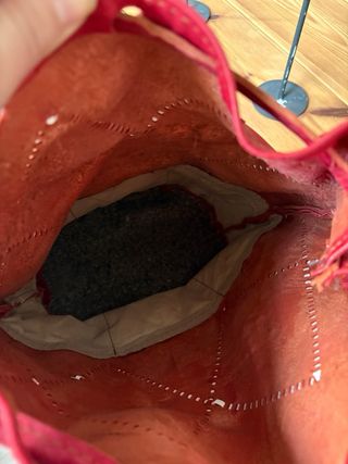 Mochila de piel roja con adornos