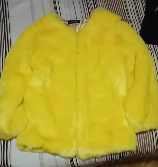 Abrigo amarillo de pelo sintético