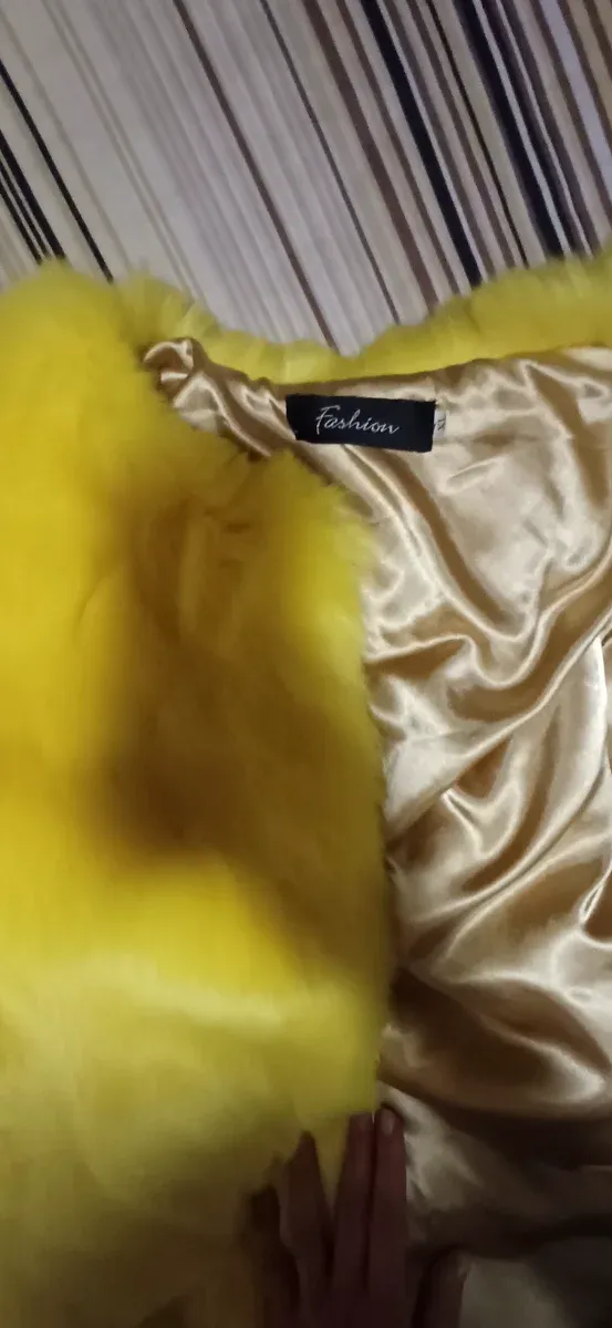 Abrigo amarillo de pelo sintético