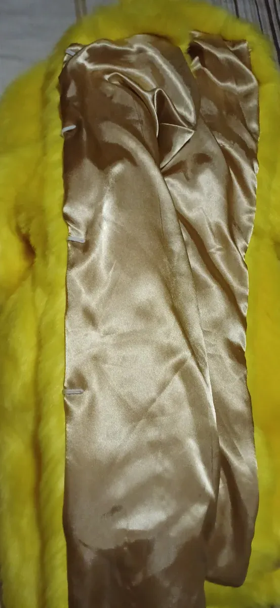 Abrigo amarillo de pelo sintético