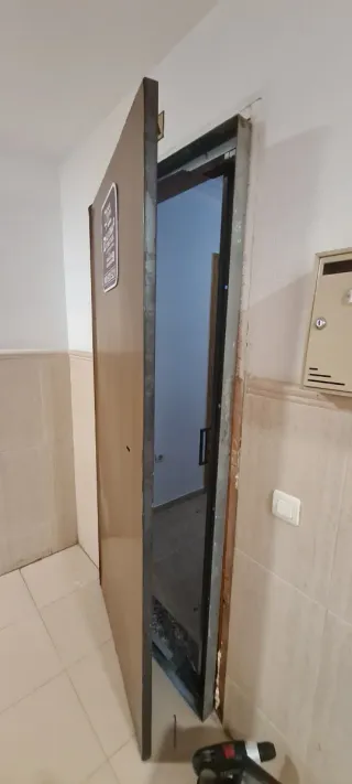 Puerta de seguridad metálica