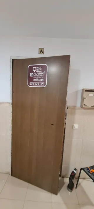 Puerta de seguridad metálica