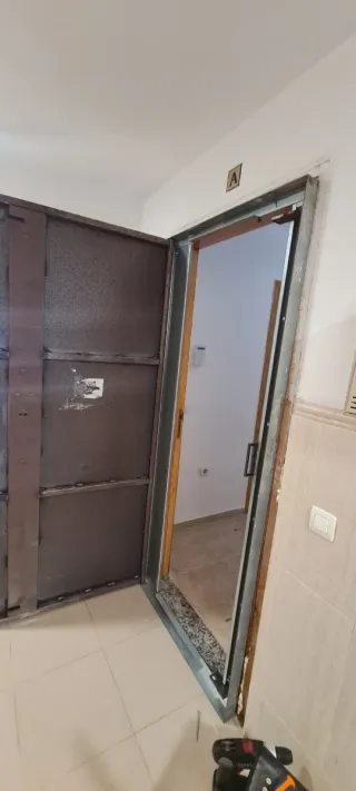 Puerta de seguridad metálica