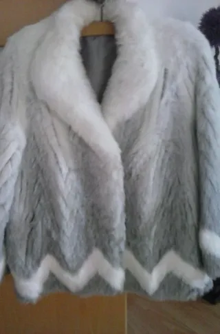 Chaqueta de piel gris y blanca