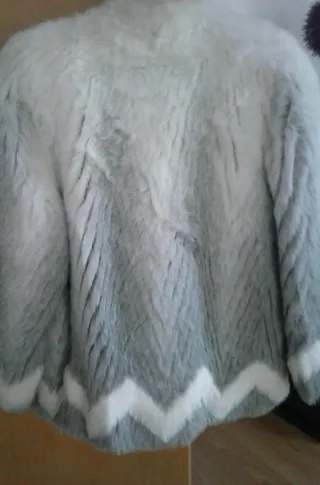 Chaqueta de piel gris y blanca