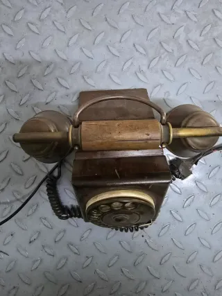 Teléfono antiguo de disco madera y latón