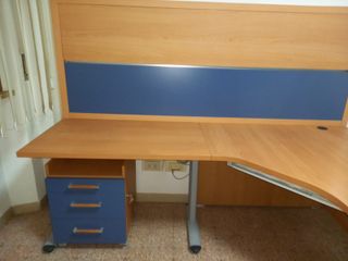 Scrivania ad angolo con penisola e cassettiera