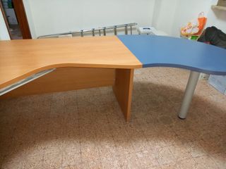 Scrivania ad angolo con penisola e cassettiera