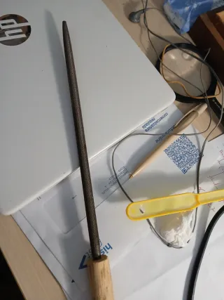 Escofina antigua con mango de madera