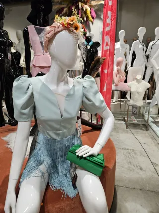 Maniquí mujer sentada