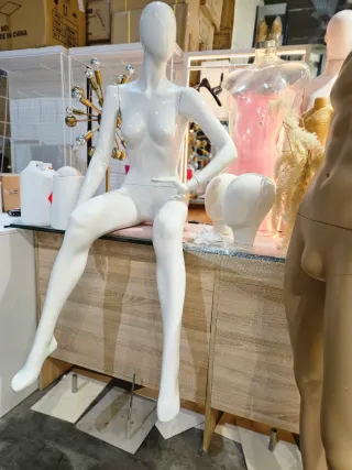 Maniquí mujer sentada