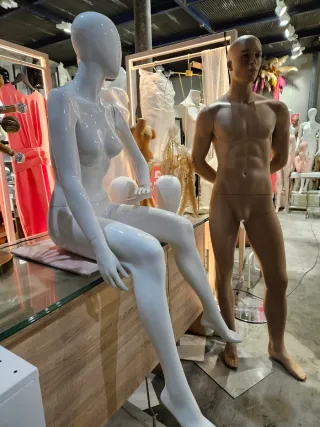 Maniquí mujer sentada