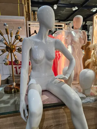 Maniquí mujer sentada