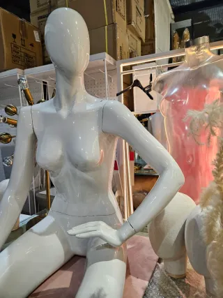 Maniquí mujer sentada