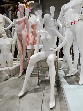 Maniquí mujer sentada