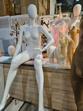 Maniquí mujer sentada