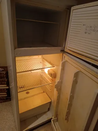 Nevera blanca con congelador